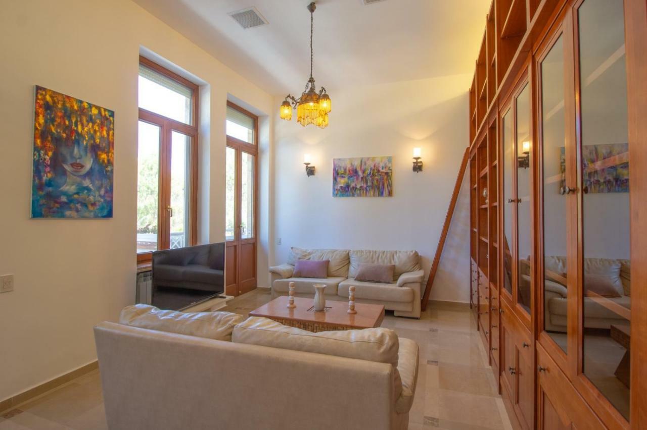 Art Apartment in Mamila Jeruzalem Buitenkant foto