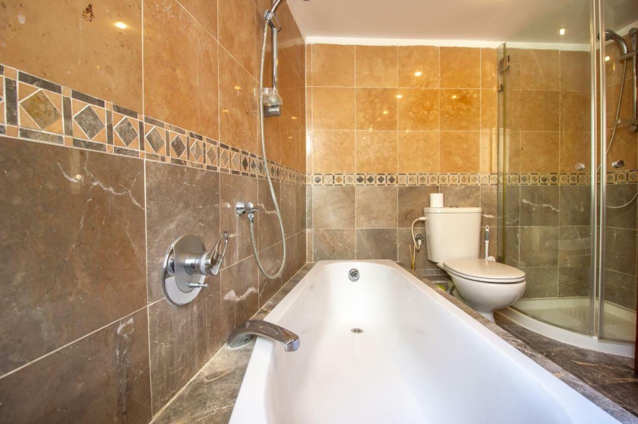 Art Apartment in Mamila Jeruzalem Buitenkant foto